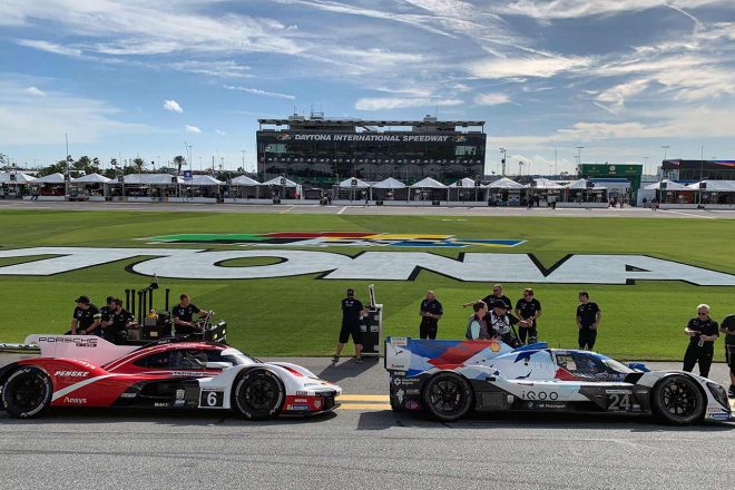 車両整列中のオフショット。写真以上に、実際のバンクは急角度