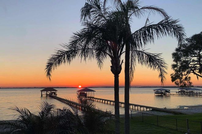 セブリングは湿地帯。宿の前の湖に登る朝日はビューティフル！