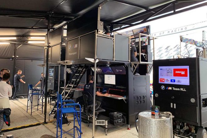 アメリカンなピットスタンド。とにかくデカく、収容人数も多い