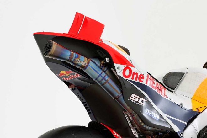2022年型ホンダRC213Vのエキゾーストとリヤウイング