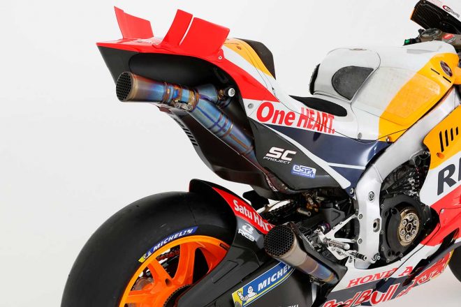 2022年型ホンダRC213Vのエキゾーストとリヤウイング