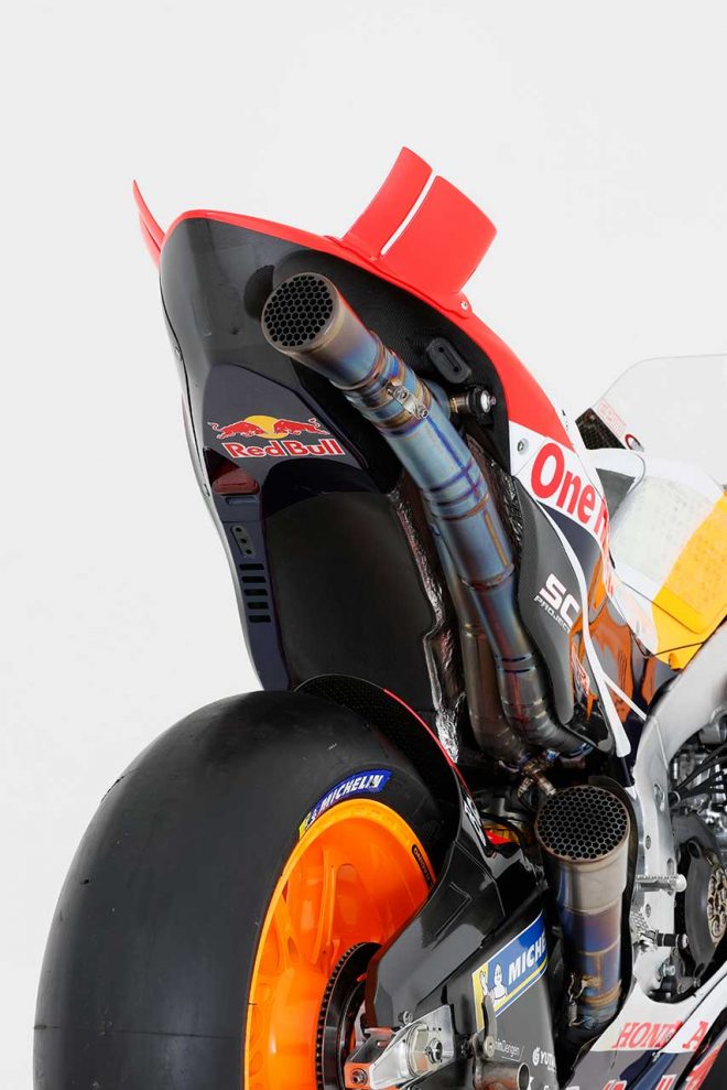 2022年型ホンダRC213Vのエキゾーストとリヤウイング