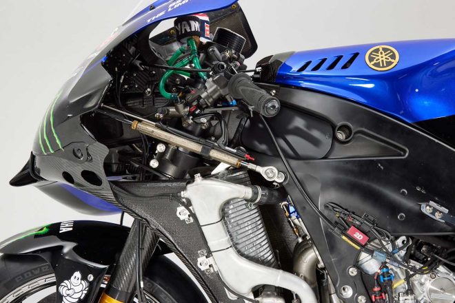 2022年型ヤマハYZR-M1のハンドル周り