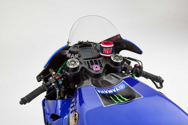 2022年型ヤマハYZR-M1のハンドル周り