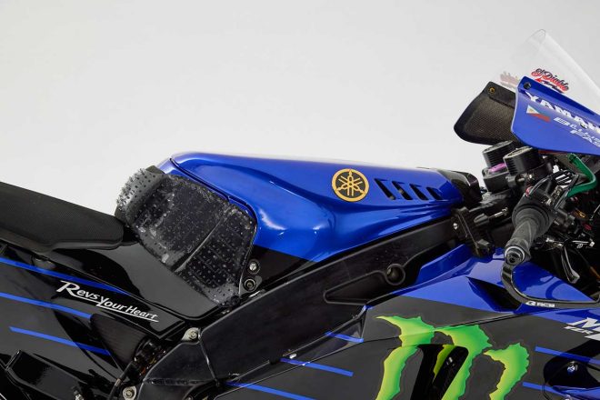2022年型ヤマハYZR-M1のタンク周り