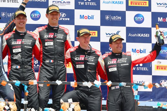 左からヴァンサン・ランデ、セバスチャン・オジエ組（優勝）、エルフィン・エバンス／スコット・マーティン組（3位）　2023年WRC第3戦ラリー・メキシコ