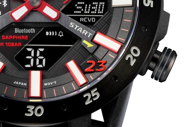 インデックスの23分位置には、ニッサン／ニスモのエースカーナンバーである「23」をあしらう