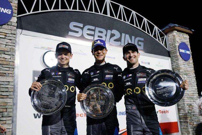 セブリングでの2位表彰台を喜ぶニック・イェロリー、シェルドン・ファン・デル・リンデ、コナー・デ・フィリッピ