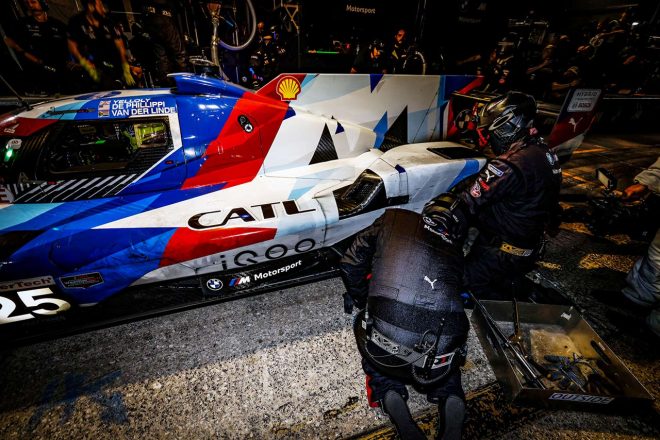 セブリング12時間のレース終盤、ピットでブレーキ交換作業を行う25号車BMW Mハイブリッド V8
