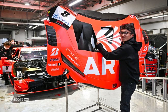 2023スーパーGT富士公式テスト　通りすがりの野尻智紀にカウルを持っていただいたサービスショット。特に意味はありません。