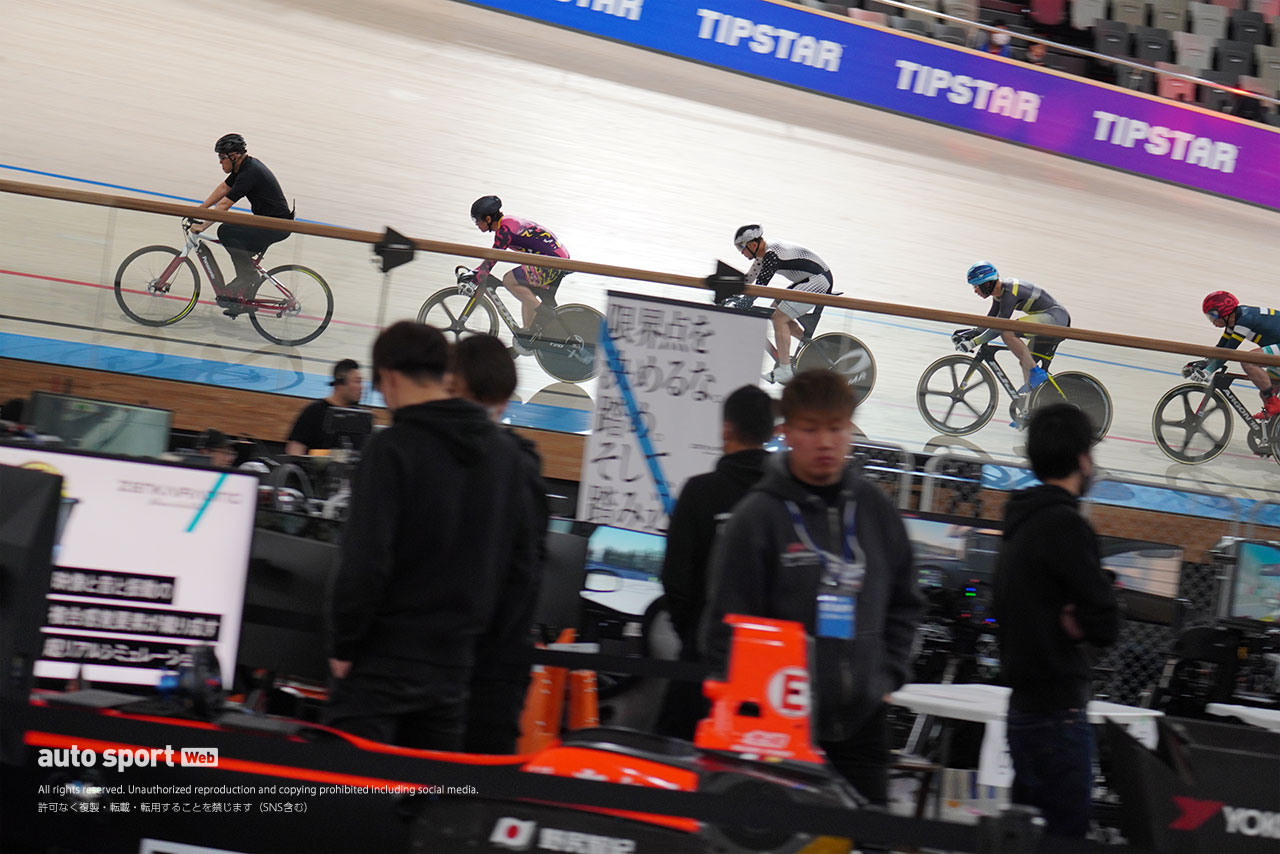 eMOTORSPORTS EXHIBITIONのすぐそばでは、PIST6の迫力ある競技も堪能できる