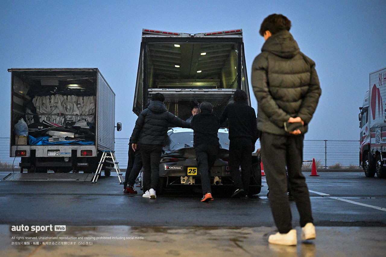 2023スーパーGT富士公式テスト　トランスポーターに積み込まれ富士を後にするHOPPY Schatz GR Supra GTと見送る野中誠太