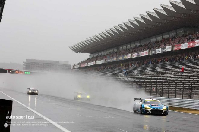 ウエットコンディションのなか富士スピードウェイのホームストレートを走行するマシンたち