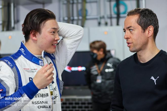 2023スーパーGT富士公式テスト　オリベイラと言葉をかわす名取鉄平