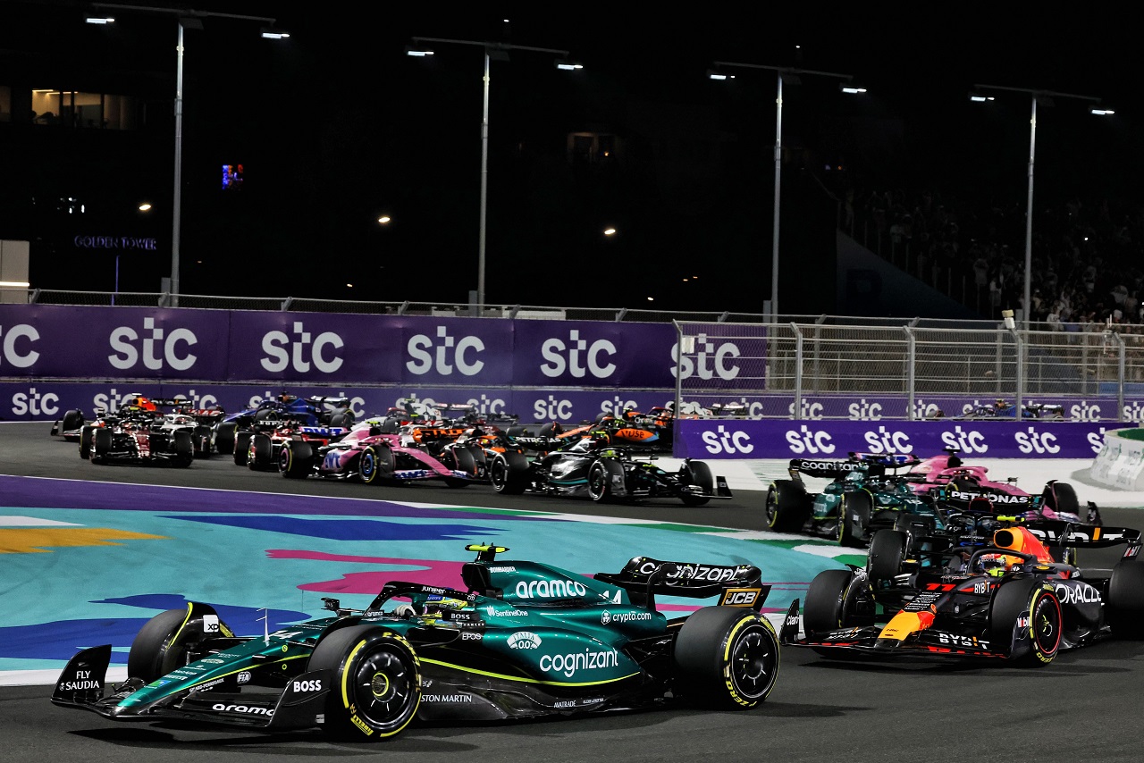 2023年F1第2戦サウジアラビアGP　決勝スタートでトップに立ったフェルナンド・アロンソ（アストンマーティン）