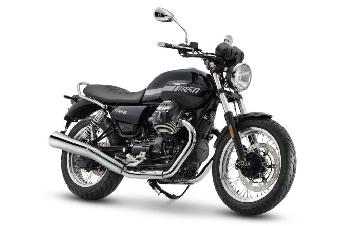 モト・グッツィ V7スペシャル （シルバーストライプモノクローム） ヘッドランプにはハロゲンバルブを採用している