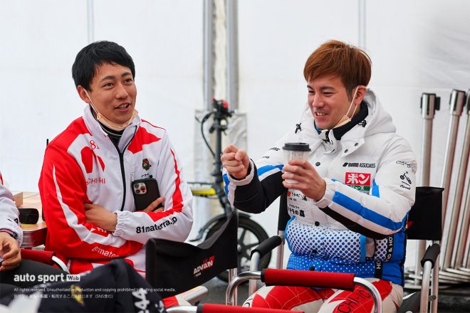 2023スーパーGT富士公式テスト　話し込む佐藤公哉と三宅淳詞