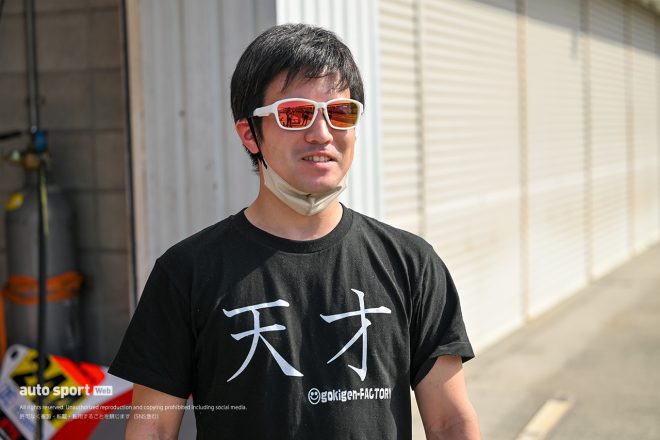 2023スーパーGT岡山公式テスト　佐藤公哉さんが搬入日に着ていた『天才』Tシャツ
