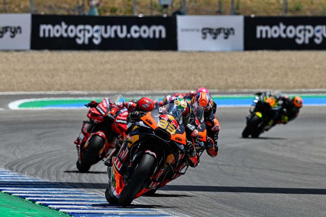 トップを走るブラッド・ビンダー（レッドブルKTMファクトリー・レーシング）／2023MotoGP第4戦スペインGP 決勝