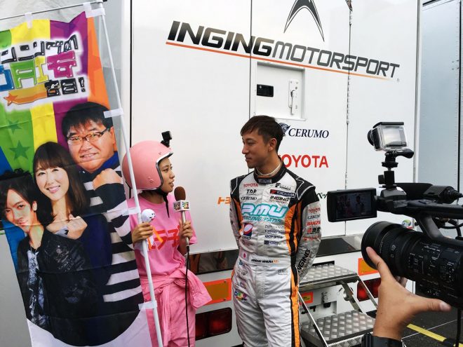 『ミュラ子』として石浦宏明選手に取材する笠原美香さん。もちろん取材時も全身ピンクです