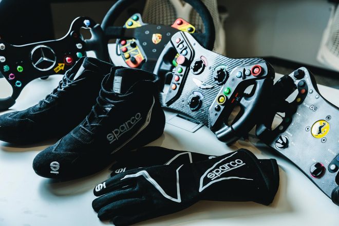 ドライビングラボ『simdrive』では各メーカーの車両に対応したステアリングも。