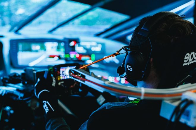 ドライビングラボ『simdrive』では他を圧倒する没入感が得られる。