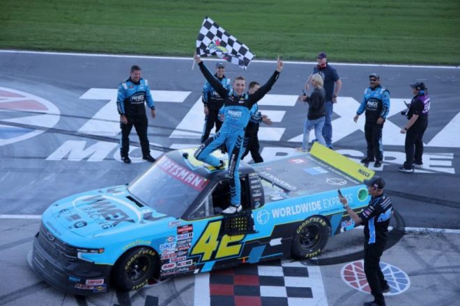 NASCARクラフツマン・トラック・シリーズ第5戦も、20歳のカーソン・ホセバー(ニース・モータースポーツ/シボレー・シルバラードRST)が逆転での初勝利を決めている