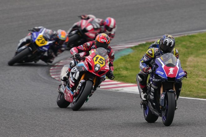 2022鈴鹿2&4のJSB1000クラス レース1でのトップ争い