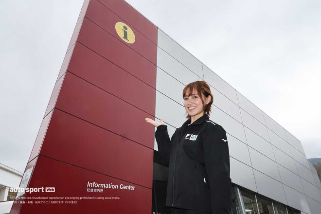 総合案内所（インフォメーションセンター）は赤と銀の建物に『i』が目印だ