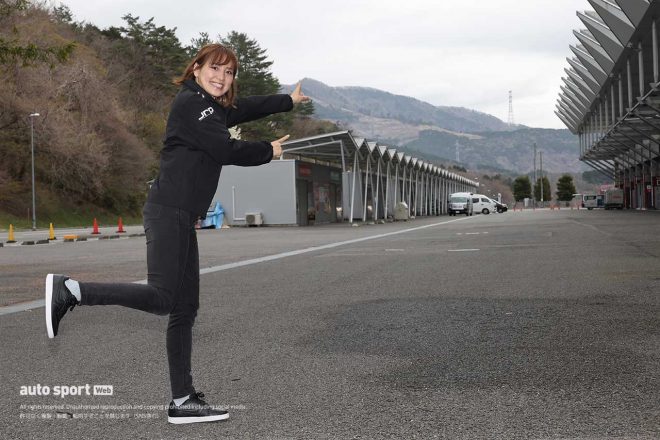 ショッピングテラスには軽食やお土産、各種グッズが取り揃えられている