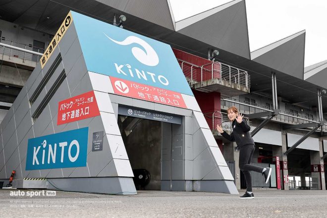 イベント広場からパドックエリアに行くには『KiNTO』が目印のトンネルを通過しよう