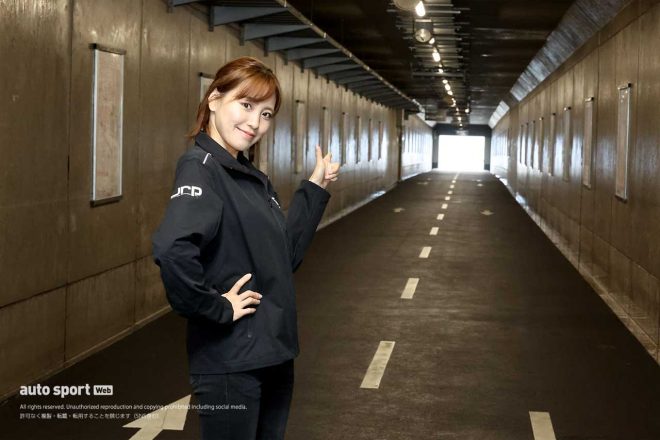 歩行者用地下道には照明やエスカレーターも完備。トンネルを抜けた先にはアドバンコーナーが広がる