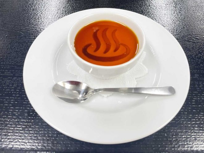 2023年4月8日〜5月7日まで提供される大湯都史樹考案の新メニュー『温泉マークのプリン』