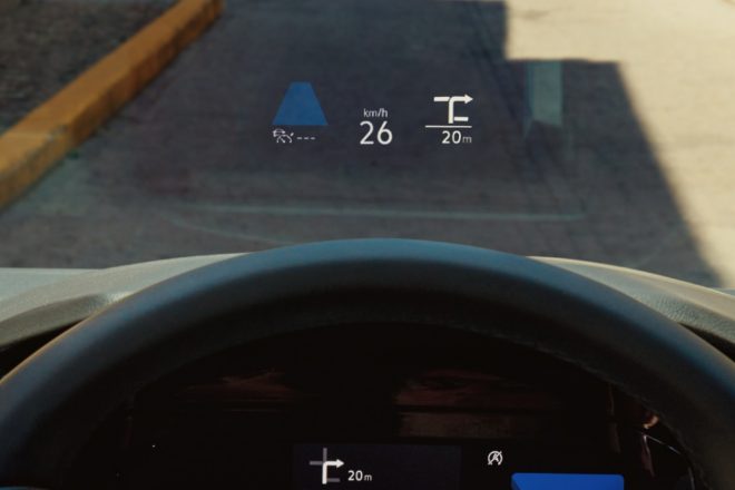 とくにベーシックな“eTSIアクティブ”では、ヘッドアップディスプレイを筆頭に普段はオプションの装備が上級グレード同様に標準装備される