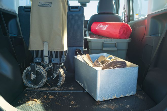 汚れに強いラゲッジルームは、簡単に汚れをふき取ることができる素材のラゲッジボードと後席シートバックが採用された