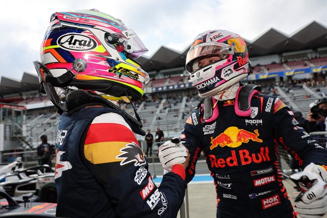 2023スーパーフォーミュラ第1戦富士　健闘を讃え合う野尻智紀とリアム・ローソン（TEAM MUGEN）