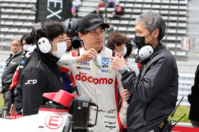 スターティンググリッドでの牧野任祐（DOCOMO TEAM DANDELION RACING）