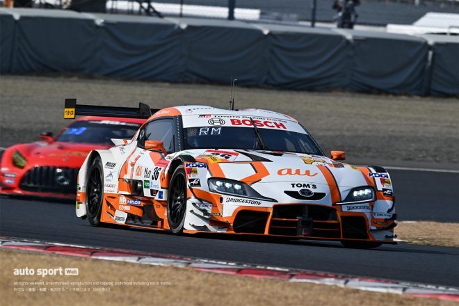 GT500クラスのマシンはゼッケンやヘッドライトが白に統一されている