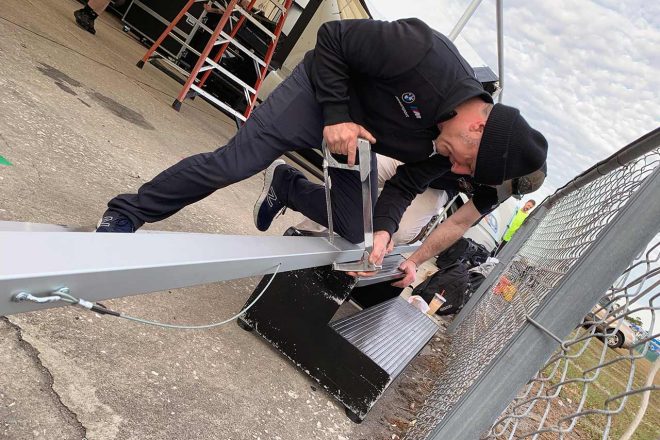 テントの支柱を豪快にカットするスタッフ