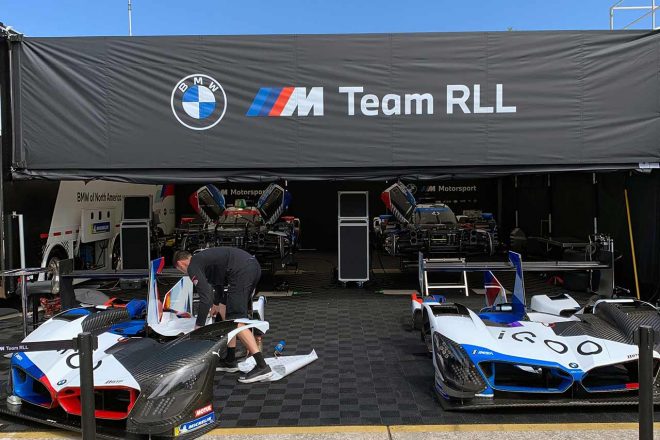 こちらがテントの完成形。IMSAでは全チームがこのようなメンテスペースを構えます