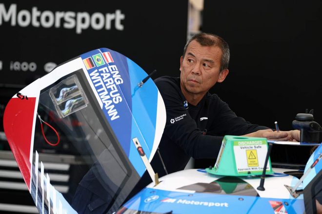 著者近影。WECの取材に来ていたジャーナリストの古賀敬介さんが撮影してくれました！