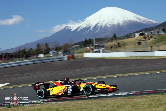 日曜は朝から富士山がクッキリ。この時期の積雪量、美しいバランスですねぇ。