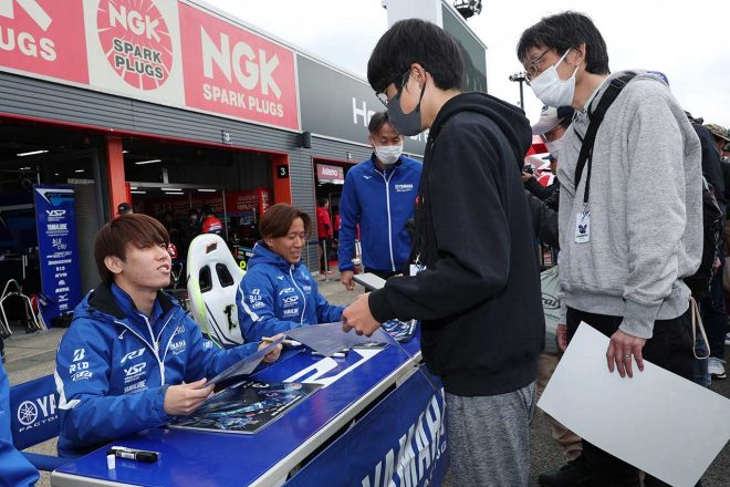 ピットウォークにてサインに応えるYAMAHA FACTORY RACING TEAM