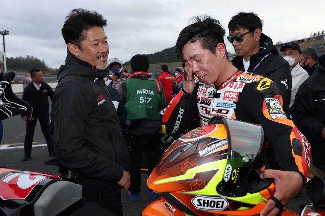 國峰啄磨選手（右）。左隣は元MotoGPライダー玉田誠アドバイザー