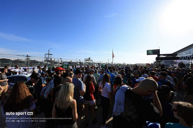 まさに『通勤ラッシュ』状態のピットウォーク