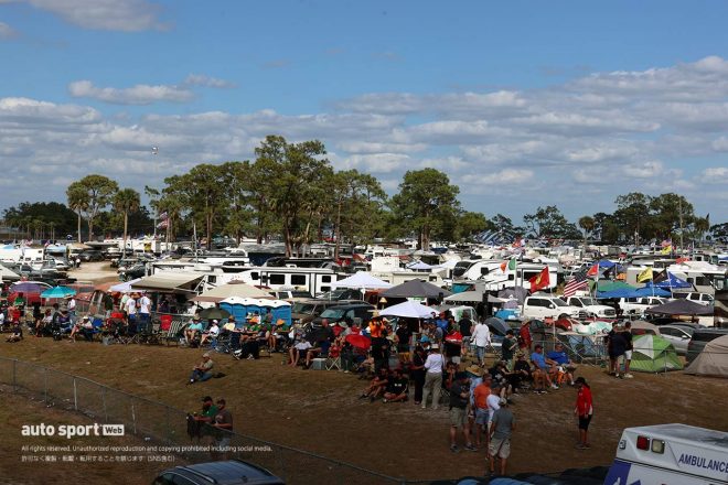 多くの観客がキャンプしながらレースを楽しむセブリング。コースサイドには、独特の時間が流れている