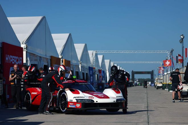 仮設テントでガレージが作られたWECのパドックの様子