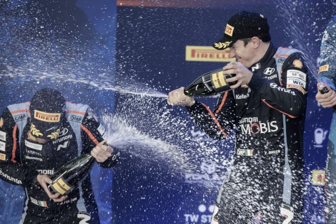 スウェーデンで初めてWRC表彰台を獲得したジェームス・フルトンを祝福するクレイグ・ブリーン（右）　2023年WRC第2戦ラリー・スウェーデン