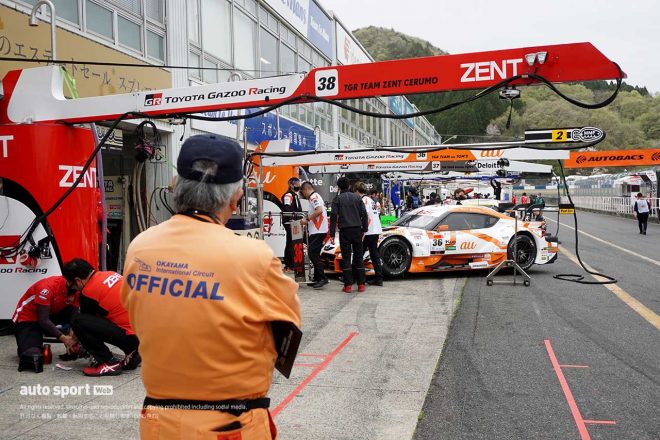 2023スーパーGT第1戦岡山　各チームの搬入の様子を見守るオフィシャル