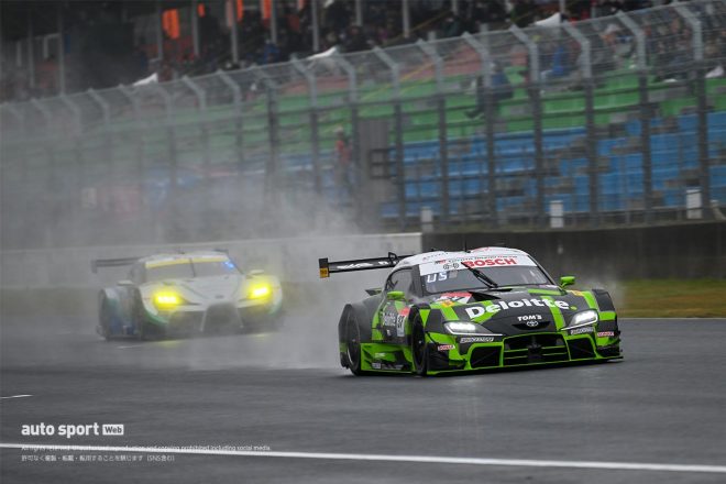 2023スーパーGT第1戦岡山　水しぶきを上げて走行するDeloitte TOM’S GR Supra（笹原右京／ジュリアーノ・アレジ）